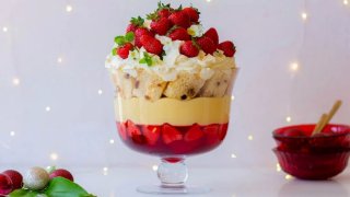 strawberry limoncello christmas trifle