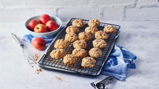 apple crumble sponge biscuits